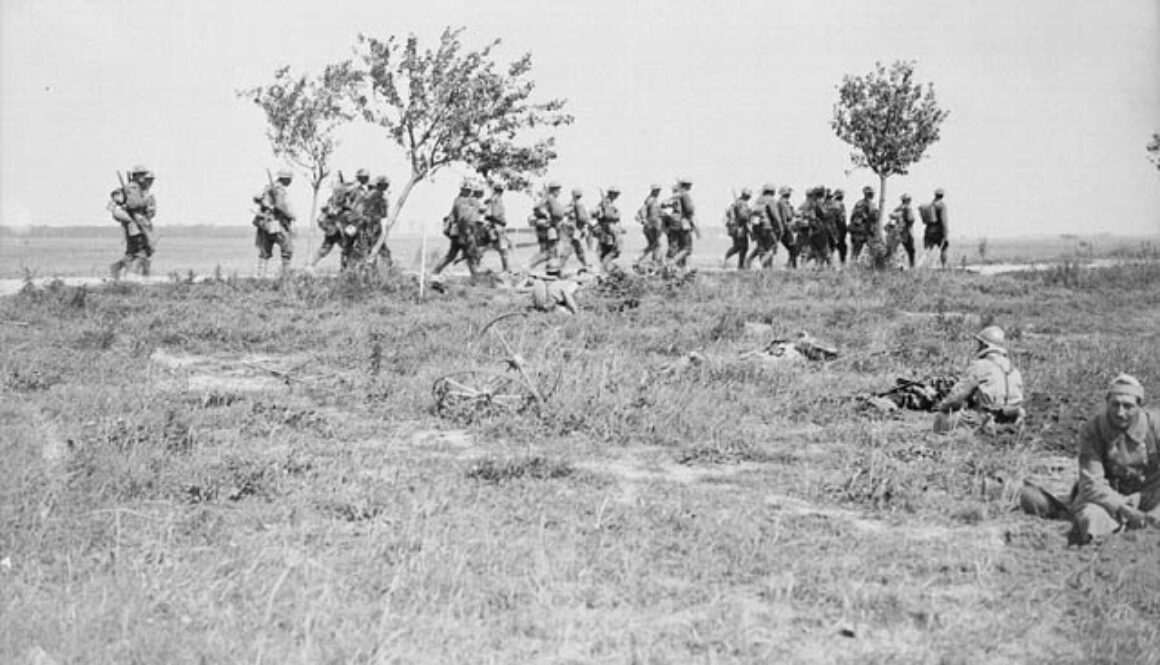 48_Canadians advancing during the Battle of Amiens. French troops in foreground.